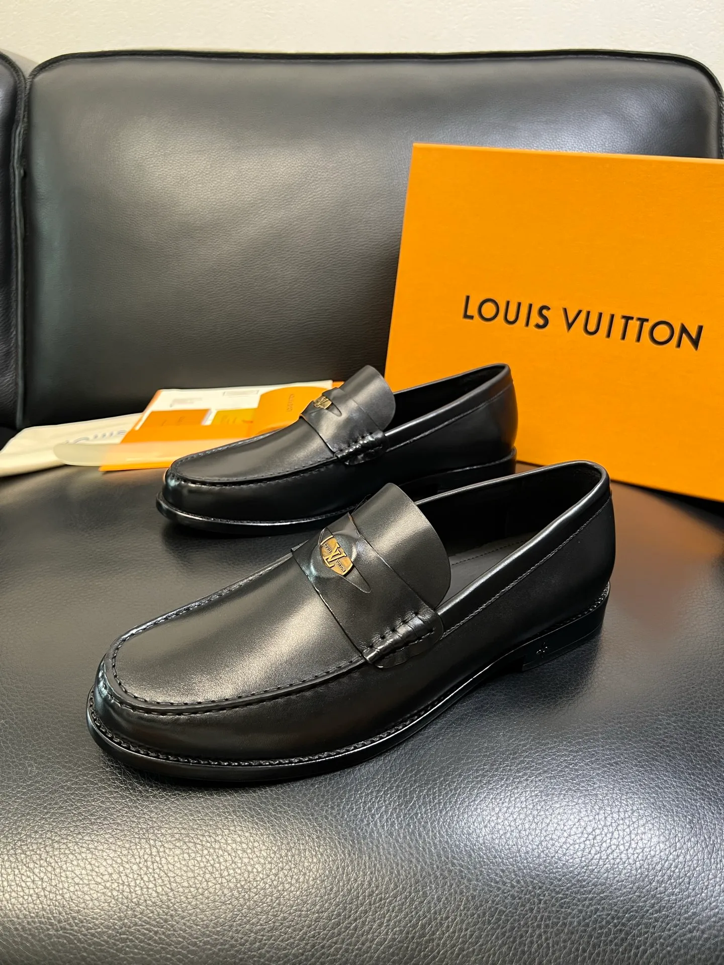 Men's shoes 💰920 Lv high quality top crafts Louis Vuitton leather shoes counter synchronized with original factory configuration, uppers imported from Italy, imported water-dyed cowhide lining, soles: original genuine leather soles specially provided by the original factory, original factory and single goods, welcome to compare, code number 39-44 (customized 38 45 46)